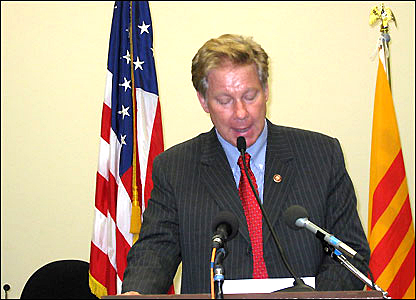 Dân biểu Tom Davis từ Virginia, đứng nói cạnh lá cờ Vàng ba sọc đỏ