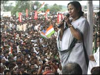 एक रैली में ममता बैनर्जी