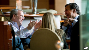 Cựu thống đốc bang New Mexico, Bill Richardson, và chủ tịch Google, Eric Schmidt