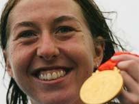 Nicole Cook yn dathlu