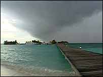 Foto de um ilha isolada nas Maldivas