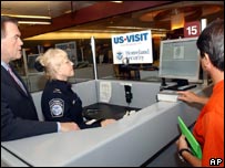 Tom Ridge examina dispositivo de identificação em passageiro chileno chegando em Atlanta