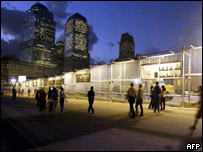Pedestres caminham em frente ao Ground Zero