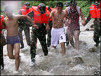 Soldados ajudam na evacuação por causa do furacão