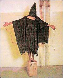 Snímek mučení iráckého vězňě z bagdádské věznice Abú Ghrajb