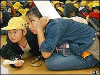 جاپان میں زلزلے سے بچنے کے لئے بچوں کی تربیت دی جارہی ہے