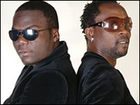 Os DJs Mix (esq.) e Eloh criaram a música que virou sensação