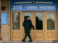 Ўзбекистондаги сайлов участкаси ва милиционер