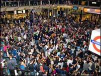 Pessoas bebendo na estação Liverpool do metrô de Londres. Foto: Andrew Crowe