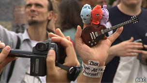 Мини-балаклавы Pussy Riot на пальцах