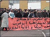 मतदान का लंदन में विरोध करते इराक़ी