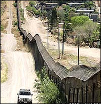 سرحد پر امریکی گارڈ گشت کر رہے ہیں