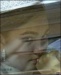 A menina começou a reclamar no meio da cerimônia