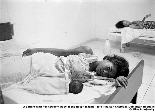 A patient with her newborn baby at the Hospital Juan Pablo Pina San Cristobal, Dominican Republic. © Alice Proujansky