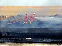 पाइपलाइन पर दमकल कर्मी