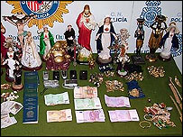 Foto da polícia espanhola mostra objetos da quadrilha, dinheiro e jóias apreendidos