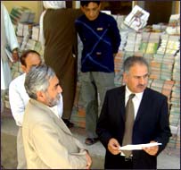 (له ښۍ خوا) شيراقا کريمي د پوهنې له مرستيال وزير صديق پتمن سره د کتابونو د سپارلو په مراسمو کې