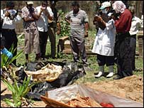 Workers exhume bodies of aid workers killed in Muttur (photo RG Dharmadasa)