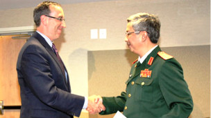 Hai ông Robert Scher và Nguyễn Chí Vịnh tại cuộc đối thoại