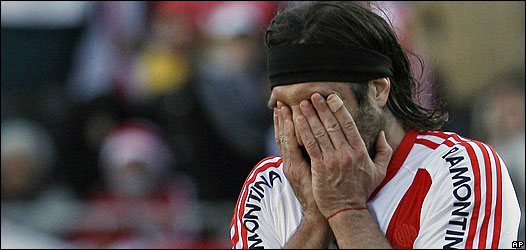 Pavone, de River Plate, se esconde tras fallar un penal.