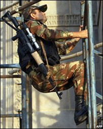 Keskin nişancı polis, Taj Mahal Palace otelinde