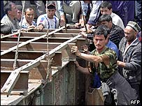 Người dân Uzbek xây dựng lại các con cầu nối với Kyrgyzstan sau khi chiếm thị trấn