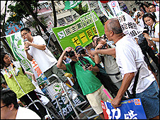 香港七一游行民众指骂民主党宣传人员（1/7/2010）