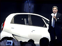 نئی کار کے ساتھ رتن ٹاٹا