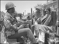 Israeli soldiers with a prisoner.