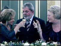 Presidente Luiz Inácio Lula da Silva com a rainha Beatriz (dir) e a esposa