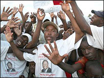 शुरुआती नतीजों में बढ़त की ख़ुशी ज़ाहिर करते विपक्षी कार्यकर्ता