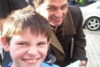 Tomos gyda Matthew Rhys