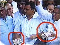 नोट लिए सांसद