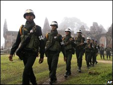 Lính Campuchia đi tuần qua khu đền cổ Preah Vihear