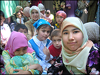 Үч миңдей киши соттун тышында тынч гана олтурушкан. 