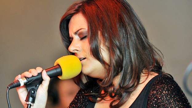 Rumer performs Rocketman.