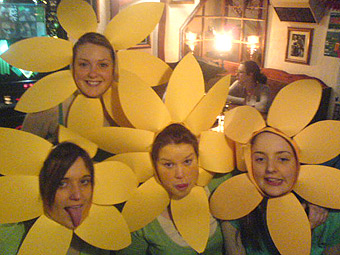 Pedair merch fel Cennin Pedr.