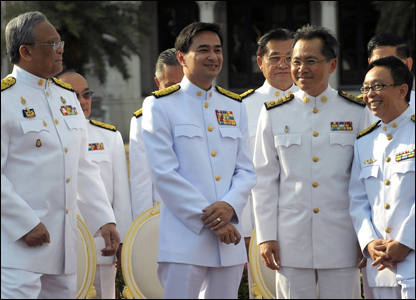 Thủ tướng Abhisit Vejjajiva và các thành viên trong tân nội các Thái Lan