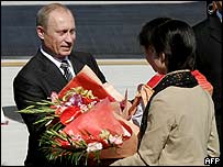 Ruský prezident Vladimir Putin dostal při příletu do Pekingu na uvítanou květiny