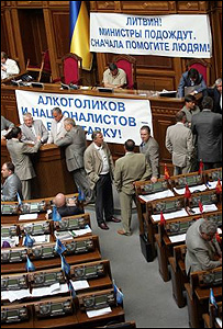 Опозиція блокує парламент