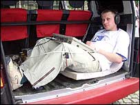 Technik v kufru taxíku