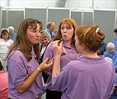 Criw o Faenclochog yn mwynhau lluniaeth yng nghefn y llwyfan