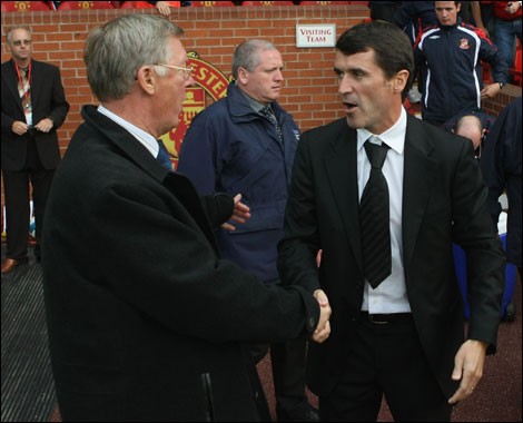 Alex Furguson shakes hands with Roy Keane