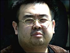 Người được cho là con trai của lãnh tụ kính yêu Kim Jong-il, Kim Jong-nam, sau khi bị bắt giam tại Tokyo năm 2001