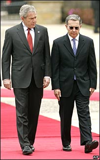Presidentes da Colômbia, Alvaro Uribe, e dos EUA, George W. Bush
