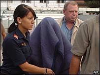 Natascha Kampusch sendo escoltada pela polícia austríaca