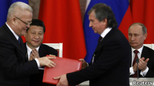 習近平和普京出席兩國能源領域重要合作備忘錄簽字儀式