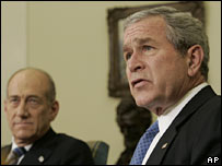 Bush (a dir.) e o primeiro-ministro de Israel, Ehud Olmert