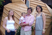 Elen Bonner gyda'r teulu Morison