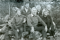 Roger Jukes (canol) gyda gweddill grŵp Pontbren